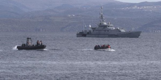 Suriyeli mülteciler şişme bot ile Yunanistan'ın Midilli adasına geldi