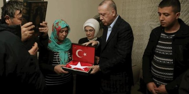 Erdoğan'dan İdlib şehidinin evine taziye ziyareti