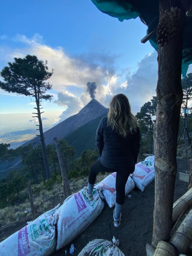 Türk gezgin çift Tansel Açıkalınlı ile eşi Damla Açıkalınlı da, eşsiz doğa olayını seyretmek için harekete geçti. Her yıl onlarca ülke gezerek, dünyanın en ilginç bölgelerini keşfeden çift, Volcn de Fuego’yu izleyebilmek için 15 saatlik uçuş gerçekleştirdi.