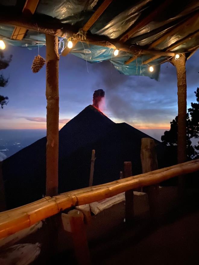 Ülkede 30’un üzerinde yanardağ bulunurken, sadece iki tanesi aktif. Volcn de Fuego’nun yanı sıra, Pacaya Dağı da turistlerin ilgisini çekiyor.