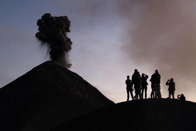 Eşsiz doğa olayına tanıklık eden Damla Açıkalınlı ise, “Bütün gece duyduğumuz sesler, patlamalar ve lavlar inanılmaz etkileyiciydi. Bayılarak tüm gece onları seyrettik. 5-6 saat at üzerinde tırmanmakta çok zor” diye konuştu.