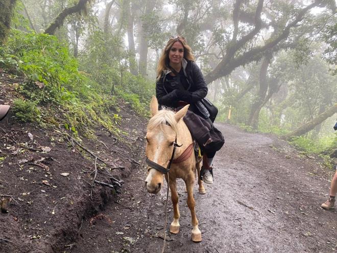 BÖLGEDE ULAŞIM ATLARLA VE  YAYA OLARAK SAĞLANIYOR  <br>  Guatemala’ya ulaşan çift, Volcn de Fuego’yu izleyebilmek için, en elverişli bölge olan Acatenango dağına tırmandı. Dokuz kilometrelik yolu atlarla ve yaya olarak, bölgenin yerli rehberleriyle kat eden Türk çift, geceyi zirvede yer alan çadırlarda geçirerek eşsiz doğa olayına tanıklık etti.