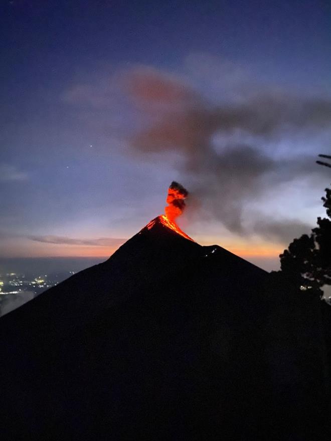 Dünyanın en etkileyici aktif yanardağlarından olan ve Guatemala'da Chimaltenango, Escuintla ile Sacatepéquez bölümlerinin sınırlarında yer alan Volcn de Fuego, her yıl binlerce turiste ev sahipliği yapıyor.