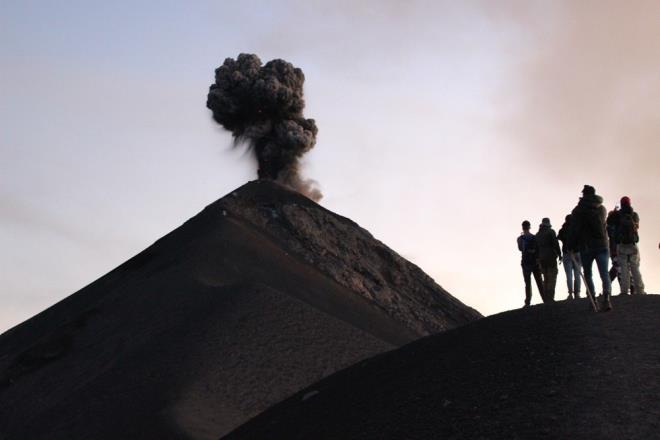 Çift, yanardağ patlamasının oluşturduğu görsel şöleni gece boyunca takip etti. Tansel Açıkalınlı, drone ile yanardağın patlama anlarını havadan da görüntüledi.