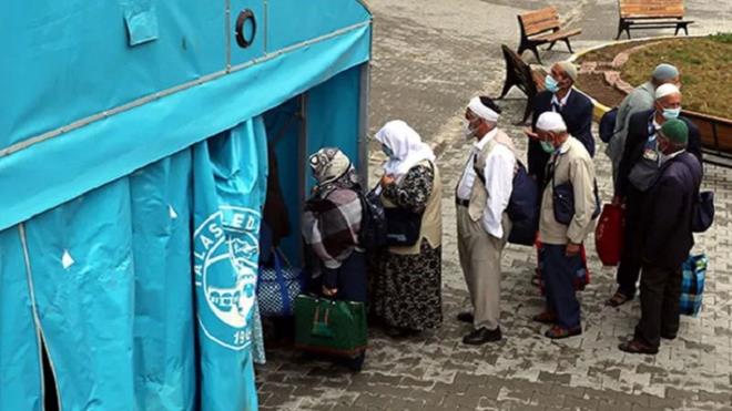 Kutsal topraklardaki Umre ziyareti nedeniyle Suudi Arabistan'da bulunan vatandaşlar, Türkiye'ye dönmelerinin ardından 14 günlük karantina süresini geçirmeleri için, Türkiye genelinde belirlenen 16 şehirdeki Kredi ve Yurtlar Kurumu Genel Müdürlüğüne bağlı yurtlara yerleştiriliyor. Korona şüphesi taşıma ihtimali nedeniyle boşaltılan öğrenci yurtlarında karantinaya alınan umre yolcusu sayısı 10 binden fazla.. Umre karantinasındaki vatandaşların yerleştirildikleri iller ve yurtların isimleri derledik.