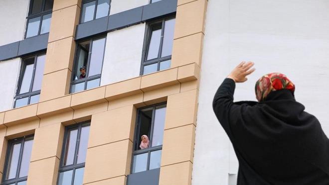 Sağlık Bakanlığı’nın aldığı kararın ardından, Sivas'ta bulunan Kredi Yurtlar Kurumu (KYK) yurtları, umreden dönen yolcuların tedbir amaçlı misafir edilmesi için hazır hale getirildi. Umreden dönen 178 yolcunun bulunduğu ilk uçağın bugün Sivas'a inmesi beklenirken, uçak Isparta'ya yönlendirildi.