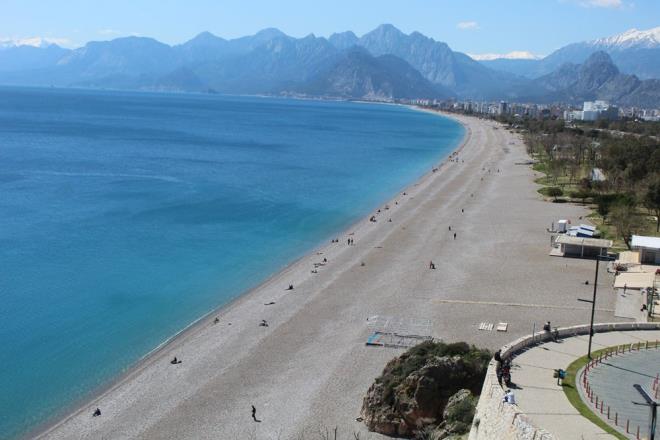 Karavan turizminin önemli uğrak noktalarından Antalya'da corona virüs endişesi yaşanıyor. Karavanlarını corona nedeniyle erken faaliyete geçiren tatilcilerin bir çoğu daha ıssız noktalara gitmek üzere konakladıkları dünyaca ünlü Konyaaltı Sahili'nden ayrılmaya başladı.