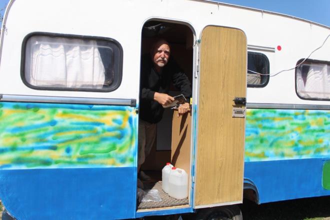 Arkadaşlarıyla 3 metre ilerden selamlaştıklarını anımsatan Turan, “Corona nedeniyle dostlukları bitirdiğimiz için çok üzgünüz” dedi.    Karavan hayatının sağlığını olumlu yönde etkilediğini dile getiren Turan, “Dışarıya maskemi takıp yürüyüşümü yapıyorum. Gelir gelmez ellerimi dezenfekte yapıyorum, kendimizi soyutladık.