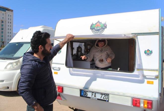Şehir hayatımızı bitirdik. Toplu taşıma araçlarını kullanmıyoruz. Ulaşımı bisikletle sağlıyoruz. Ailemde baskı yapmaya başladı eve dön diye. 3 gün içinde Bursa’ya döneceğim. Turumu bir ay kadar öne aldım. Nisan sonu gibi evime dönecektim. Yapılacak bir şey yok. Daha acil tedbirler bekliyoruz" diye konuştu.
