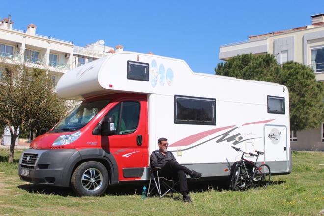 "ERKEN AYRILDILAR"  Emekli memur Deniz Ekiz, 28 yıl önce karavan aldığını ve Akdeniz, Ege ve Orta Anadolu’ya geziler yaptığını söyledi. Akdeniz’in en güzel mevsiminin bahar ayları olduğunu kaydeden Ekiz, “Geldiğim zaman çevresel geziler yapıyordum. Bu yılki planımda sahilden Ayvalık’a geçmekti. Pazara çıktım çok kalabalıktı ve önlem yoktu. Tedirgin oldum ailemin isteği üzerine Yalova’ya doğru yola çıkacağım.