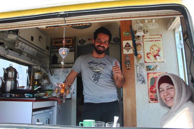 "EVDE KAL UYARISINA UYMAYA ÇALIŞIYORUZ"  Corona virüs nedeniyle kalabalık ortamlara girmemeye çalıştıklarını ifade eden Radyo programcısı İsmail Akdağ, "Evde kal uyarısına da uymaya çalışıyoruz. Doğal besleniyoruz vitamin alıyoruz. Kalabalık yerine karavan hayatı yaşıyoruz. Herkesin karavanı yok ama olanların daha sakin yerlere gidip uzun süre kendilerini koruma altına alabilirler. Burada bir çok arkadaş var karavancı. Burada dikkatli bir şekilde karavanın içinde zaman geçiriyoruz" dedi.