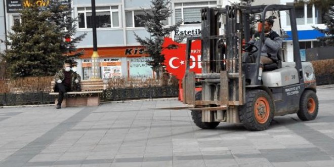 Bank kaldırma çalışmasında vatandaş son ana kadar oturdu