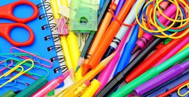 Anne babalar uzaktan eğitimde çocuklara nasıl destek olabilirler?<br>    "Uzaktan eğitim sürecinde çocuklarımızın derslerini düzenli takip etmesi, verilen ödevleri yapması ve bizlerle iletişim içinde kalması için en büyük destekçimiz velilerimiz olacak. Onlardan birkaç küçük ricam var. Lütfen, çocuklarımız; dersleri başlamadan önce mutlaka kahvaltılarını yapmış olsun. Evde küçük kardeş varsa ders dinleyecek olan çocuğunuzun evin başka bir odasında olmasına özen gösterilsin. Çocukların sessiz bir ortamda derslerini dinlemesini sağlarlarsa çok daha rahat bir öğrenme ortamı sağlamış oluruz. Derslerden sonra birlikte konu tekrarı yapabilirler. Diğer zamanlarda ise birlikte bolca kitap okumaları bizim için çok değerli."