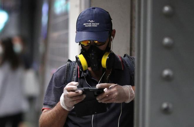 Corona virüs ile mücadele kapsamında alınan tedbirler, bulaş yolları, belirtiler, tanı yöntemleri, aşı ve ilaç çalışmaları, doğru bilenen yanlışlar, maske kullanım esasları ve Türkiye'deki son durum ve hayata geçirilen uygulamalar, DSÖ ve Sağlık Bakanlığı'nın uyarıları sonucu güncellendi.  <br>  Buna göre, Covid-19'a ilişkin merak edilenler ve Türkiye'de yapılan çalışmalar şöyle: