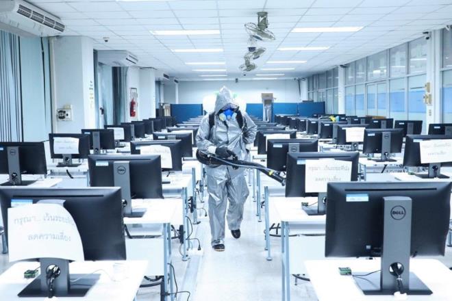 YANLIŞ: Hastalıktan korunmak için maske takmanız yeterlidir.  <br>  DOĞRU: Maske, kişiyi virüsü kapmaktan yeterince korumaz. Sadece kişi hasta ise virüsün başkalarına bulaştırılmasına engel olabilir. Hele ki sağlıklı kişilerin toplumda, gündelik hayatta maske takmasına gerek yoktur. Korunmada en önemli yöntem el temizliğidir. Eller mümkün olduğunca temiz tutulmalı ve göz, burun ve ağza götürülmemelidir.