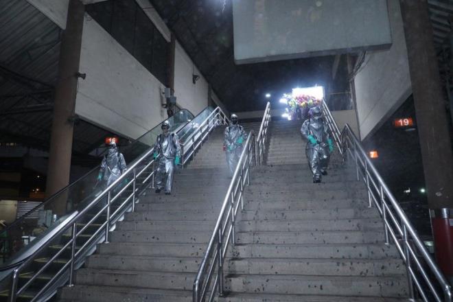 YANLIŞ: Her Covid-19 enfekte olgu, ağır ve ölümcül seyretmektedir.  <br>  DOĞRU: Hastalığın seyrinde yüzde 10-15 oranında ağır solunum yetmezliği, böbrek yetmezliği ve çoklu organ yetmezliği görülebilir ve yüzde 2-5 oranında ölümle sonuçlanırken, yüzde 80 oranında hastalık hafif seyretmektedir.