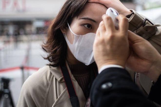 6- Yurt dışından dönüşte ilk 14 günü evinizde geçirin, ziyaretçi kabul etmeyin.  <br>  7- Bulunduğunuz ortamları sık sık havalandırın.  <br>  8- Kapı kolları, armatürler, lavabolar gibi sık kullanılan yüzeyleri su ve deterjanla her gün temizleyin.  <br>  9- Havlu gibi kişisel eşyalarınızı ortak kullanmayın.  <br>  10- Kıyafetlerinizi 60-90 derecede normal deterjanla yıkayın.