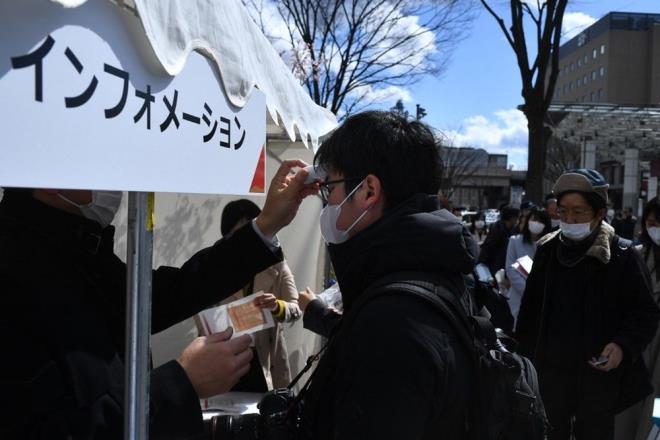 YANLIŞ: El dezenfektanları tüm sorunu çözer.  <br>  DOĞRU: Piyasada değişik isimler ile pazarlanan sözde antiseptik, dezenfektan ve mikrop öldürücülerin çoğu elleri iyi bir 'su-sabun temizliğinden' daha çok koruyamayacaktır. Ellerin, sık sık bol sabunlu su ile dikkatle iyice ovularak yıkanması koruyuculuk için yeterli olacaktır. Su ve sabuna ulaşılamayacak durumlarda 70 derece ve üzerinde bir kolonya veya alkol bazlı el dezenfektanı da kullanılabilir.  <br>  Sık el temizliği cildi kurutarak egzama gibi hastalıklara neden olabilir. O yüzden eller günde birkaç kere nemlendirici krem ile nemlendirilmelidir.