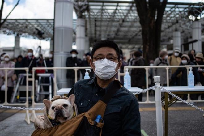 11- Tokalaşma, sarılma gibi yakın temaslardan kaçının.  <br>  12- Güçlü bir bağışıklık sistemi için bol sıvı tüketin, dengeli beslenin ve uyku düzeninize dikkat edin.  <br>  13- Soğuk algınlığı belirtileriniz varsa yaşlılarla ve kronik hastalığı bulunanlarla temas etmeyin ve maske takmadan dışarı çıkmayın.<br>    14- Düşmeyen ateş, öksürük ve nefes darlığınız varsa maske takarak bir sağlık kuruluşuna başvurun.