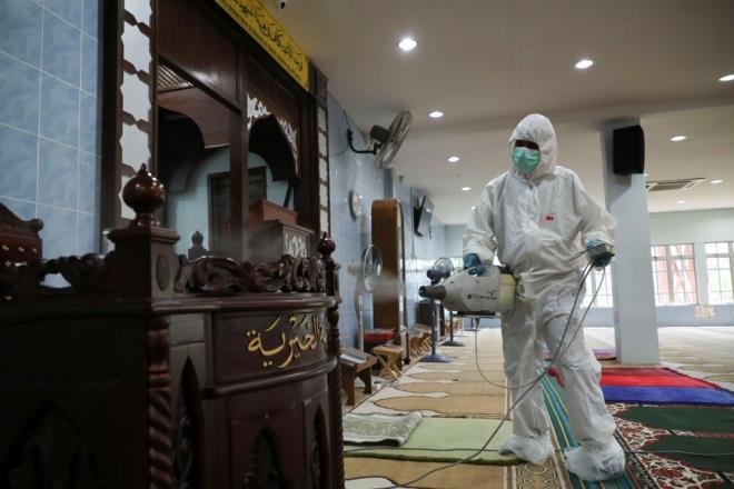 COVİD-19 NEDİR?  <br>  Covid-19, en son keşfedilen corona virüsün neden olduğu bulaşıcı hastalık olarak tanımlanıyor. Yeni corona virüs, ilk olarak Çin'in Wuhan eyaletinde aralık ayının sonlarında ateş, öksürük, nefes darlığı şeklindeki solunum yolu belirtileri gelişen bir grup hastada yapılan araştırmalar sonucunda 13 Ocak 2020'de tanımlandı.    Salgın başlangıçta bu bölgedeki deniz ürünleri ve hayvan pazarında tespit edildi. Daha sonra insandan insana bulaşarak Wuhan başta olmak üzere, Hubei eyaletindeki diğer şehirlere, Çin Halk Cumhuriyeti'nin diğer eyaletlerine ve dünyaya yayıldı.