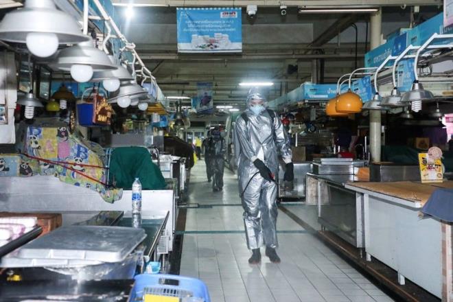 YANLIŞ: Burnu tuzlu suyla yıkamak, tuzlu suyla gargara yapmak ya da sirke virüsün bulaşıcılığını engeller.  <br>  DOĞRU: Bu konuda hiçbir bilimsel veri yoktur. Hatta tuzlu suyun tuz oranı yüksek olursa üst solunum yolu hücrelerine hasar verebilir. Solunum sistemini viral enfeksiyonlardan ya da dış etkenlerden korumada bir kalkan özelliği gösteren, bakteri ve virüslerin solunum hücrelerine tutunmasını engelleyen mukus tabakası da hasar görebilir.