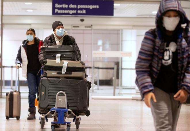 YANLIŞ: Enfekte yüzeyleri sadece su ile ya da ıslak mendil ile silmek yeterlidir.  <br>  DOĞRU: Yüzeyler, belli oranlarda sulandırılmış (1:100; 1 birim çamaşır suyu, 99 birim su) çamaşır suyu ya da deterjanla temizlenmelidir. Basit deterjanlar da corona virüsü önlemede çamaşır suyu kadar etkilidir.