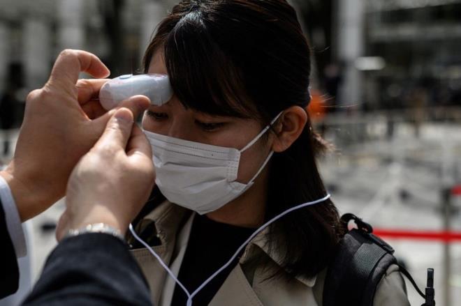1- Ellerinizi su ve sabun ile en az 20 saniye boyunca sık sık yıkayın.<br>    2- Öksürme ve hapşırma sırasında ağzınızı, burnunuzu tek kullanımlık mendille kapayın. Mendil yoksa dirsek içini kullanın.  <br>  3- Ellerinizle gözlerinize, ağzınıza ve burnunuza dokunmayın.  <br>  4- Soğuk algınlığı belirtileri gösteren kişilerle aranıza en az 3-4 metre mesafe koyun.  <br>  5- Yurt dışı seyahatlerinizi iptal edin veya erteleyin.