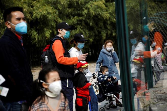 YANLIŞ: Covid-19, laboratuvarda üretilmiş bir virüstür.  <br>  DOĞRU: Covid-19 laboratuvar ortamında hazırlanmış bir virüs değildir ve mikroorganizmaların geçirdikleri doğal basamaklar sonucu topluma yayılmıştır.<br>    Zaten yeni virüslerin neden olacağı salgınların Güneydoğu Asya'dan çıkması tıp çevrelerinde beklenen bir durumdur. Buradaki yoğun insan nüfusu ve çeşitli hayvanların çok sayıda olması, hayvanlar ve insanlar arasında temasın fazla olmasına, bu da virüslerin değişime uğrama riskinin artmasına neden olmaktadır.