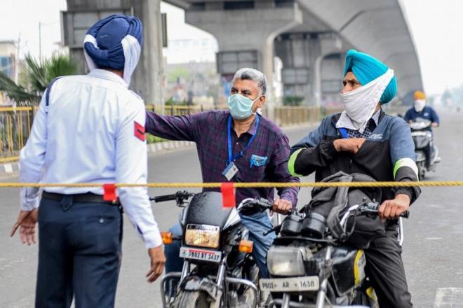 YANLIŞ: Sıcak içecekler içmek virüsü öldürecektir.  <br>  DOĞRU: Aşırı sıcak içecekler, ağız-boğaz bölgesini yakıp kavurarak 'koruyucu epitel tabakayı' ve 'önleyici bağışıklık salgılarını' tahrip ettiğinden, faydadan çok zarar verebilir.
