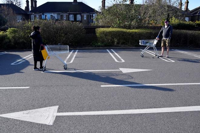 YANLIŞ: Covid-19 sadece yaşlı nüfusu etkileyen bir virüstür.  <br>  DOĞRU: Covid-19 erişkin yaştaki tüm bireyleri etkileyebilir. Hastalığı ağır geçirme olasılığı, yaş ilerledikçe artmaktadır. Özellikle 60 yaş üzerindeki bireylerde risk artmakta, 40 yaşın altında binde 2 olan ölüm oranı 80 yaşın üzerine çıkıldığında yüzde 15'e ulaşmaktadır.