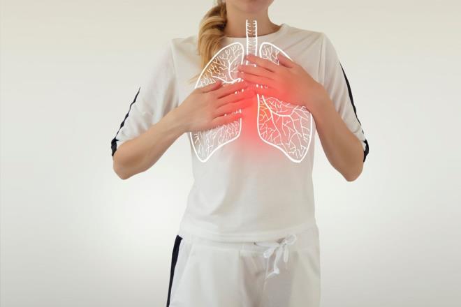 Beşinci gün: Enfekte olan kişinin kronik hastalığı varsa ya da yaşlıysa nerfes darlığı olarak da bilinen dyspnea ortaya çıkabilir. Bu durumda nefes almak gittikçe zorlaşır. Hastalık Kontrol ve Önleme Merkezleri, maruziyetten iki ile 14 gün sonra ortaya çıkan semptomların ateş, öksürük ve nefes darlığı olduğunu söylüyor.