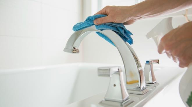 Her duş aldıktan sonra banyonuzun ıslaklığını almalısınız. Duş yaparken banyonunda temizlendiğini dünüşüyorsanız bu son derce yanlıştır. Her banyo sonrasında banyonuzdaki ıslaklığı kuru bir bez yardımı ile ıslaşklığını almalısınız. Aksi taktirde banyonuzda bakterilerin oluşmasına zemin hazırlamış oluyorsunuz.