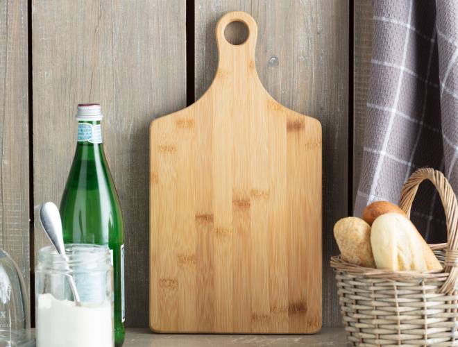 Günlük temizlenmesi gereken ev eşyaları arasında kesme tahtanızı mutlaka temizlemelisiniz. Plastik tahta olsa bile mutlaka sirkeli suyun içerisinde bekletmelisiniz bıçak izlerinizin içinde kalan bakterilerden arındırmış olursunuz.