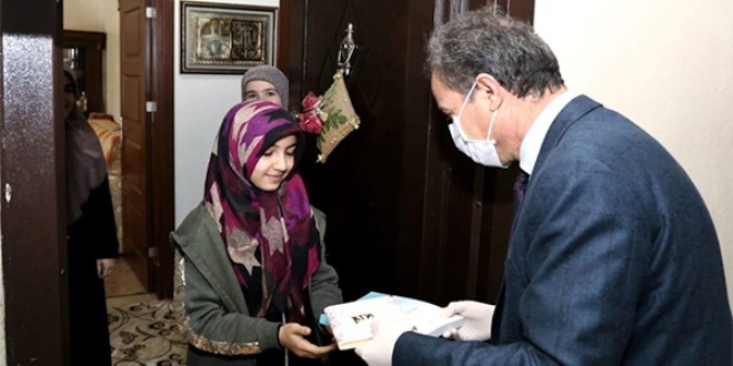 Adıyaman'da evde kal çağrısına uyanlara kitap servisi