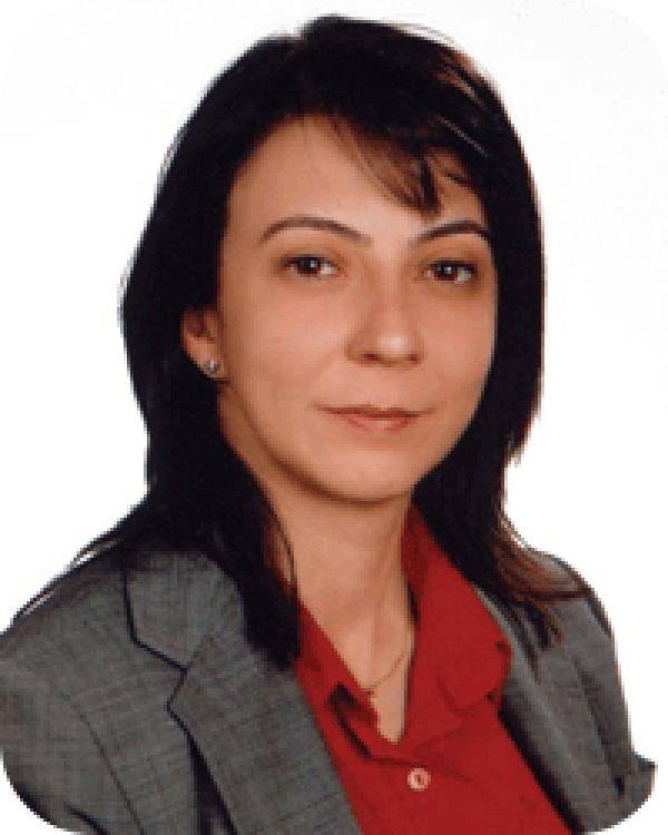 Doç. Dr. Şebnem Erdinç: <br>Sağlık Bilimleri Üniversitesi Ankara Eğitim Araştırma Hastanesi’nde görevli. Uzmanlık alanı enfeksiyon hastalıkları ve klinik mikrobiyoloji. Dünya Sağlık Örgütü (DSÖ) projesi kapsamında hazırlanan Türkiye için, ‘Ebola virüs hastalığı bilgilendirme ve vaka yönetim rehberi’nde katkısı büyük.