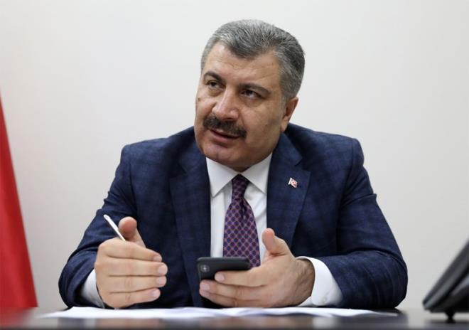 Sağlık Bakanı Fahrettin Koca  <br>  Sağlık Bakanı Fahrettin Koca, koronavirüs salgını daha Türkiye’ye ulaşmadan ve DSÖ henüz pandemi ilan etmeden kolları sıvadı. Ocak ayında bir bilim kurulu oluşturulması talimatını verdi. Kurul için alanında uzman ve dünya genelinde tanınan 26 isim belirlendi. Kurul, her gün toplanıp virüsle mücadeleye yön veriyor. Bakan Koca da onlara başkanlık ediyor. Toplantılar sonrası sık sık çıkıp kamuoyunu bilgilendiriyor.