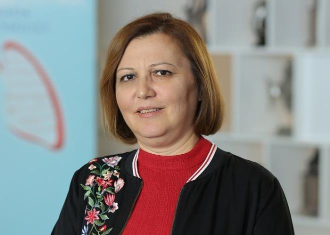 Prof. Dr. Şule Akçay:<br> Başkent Üniversitesi Tıp Fakültesi Göğüs Hastalıkları uzmanı... Türkiye Solunum Araştırmaları Derneği (TÜSAD) yöneticisi...