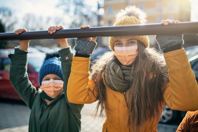 Diğer taraftan, çocuk ve gençlerin virüsten ciddi şekilde etkilendiğine dair birkaç araştırma bulunuyor. Belçika'da 12 yaşındaki bir kız çocuğunun ve İngiltere'de 13 yaşındaki bir erkek çocuğunu corona virüsün Avrupa'daki en genç kurbanları oldu. Çin'de  ise 14 yaşında bir çocuğun da corona virüs bulaştıktan sonra öldüğü bildirildi.    BBC Future, corona virüs nedeniyle endişeleri artan ebeveynlerin sorularını sağlık uzmanlarına aktardı.