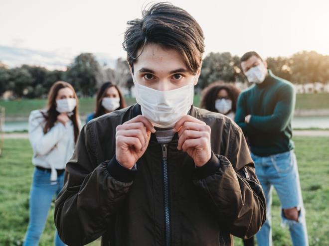 5) Maskeni önden değil, arkadan çıkar, önüne asla dokunma. Çıkardığın maskeyi asla tekrar kullanma, hemen ağzı kapalı bir çöp kutusuna at. Takiben yine 1 No’lu kuralı tekrarlamayı ihmal etme.