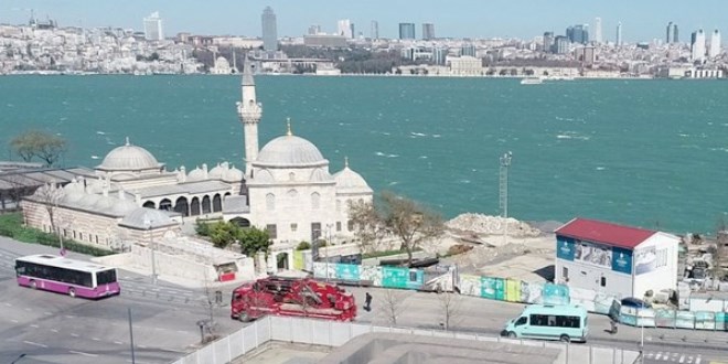 İstanbul'da fırtına Boğaz'ın rengini değiştirdi