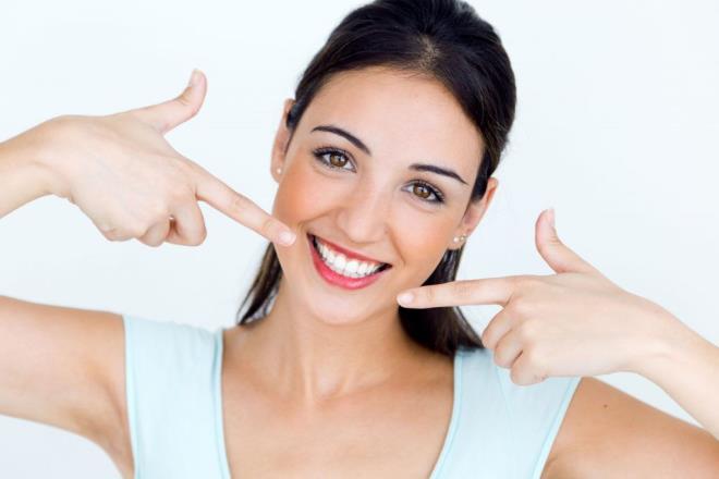 Gastrit ve ülser problemlerine yol açıyor<br>  Eksik diş nedeniyle yeterince çiğnenmeyen ve öğütülmeyen besinler, bütün olarak yutulduğunda hazımsızlık, şişkinlik ayrıca gastrit ve ülser gibi mide problemlerine yol açabilir.