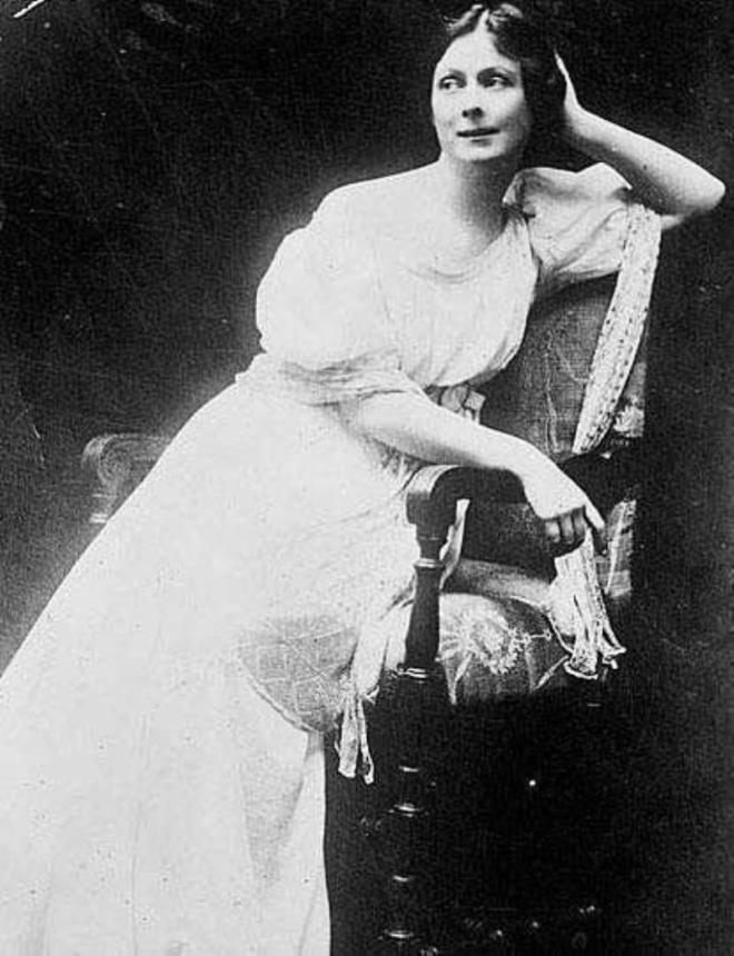 "Modern dansın anası" olarak tanınan Isadora Duncan, 1927 yılında, kendisi kadar meşhur eşarbı, bindiği otomobilin lastiğine dolanınca boğularak öldü.