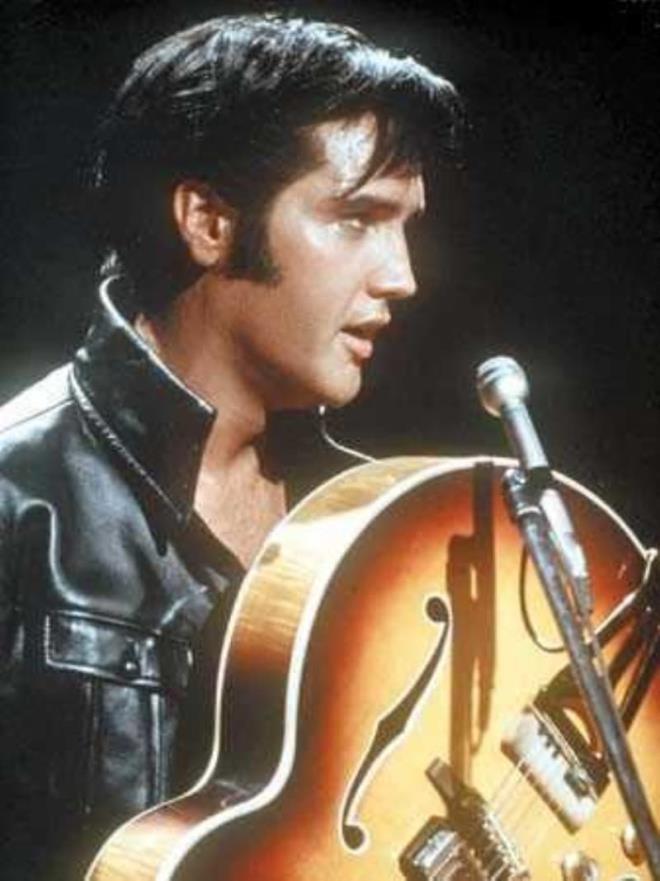 Tuvalette ölen bir çok insan olsa da, en meşhurları hiç şüphesiz Elvis Presley'dir. Rock'n Roll kralı Presley, banyosunda kusarken hayatını kaybetmişti. Doktorlar yaptıkları incelemede "Kral"ın ölüm nedeninin aşırı kilo ve ilaç kullanımına bağlı kalp krizi olduğunu tespit etmişlerdi.