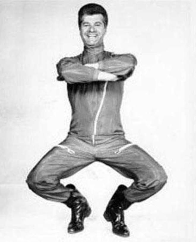 1924-1987 yılları arasında yaşayan komedyen Dick Shawn, bir gösterisi sırasında politikacıları taklit ederken "sizi yüz üstü bırakmayacağım" dedikten sonra, sahneye yüzüstü uzanmıştı. Önce bunu gösterinin bir parçası sanılmış, bir süre sonra Shawn ayağa kalkmayınca tiyatro çalışanları devreye girip, Shawn'ın öldüğünü açıklamışlardı.