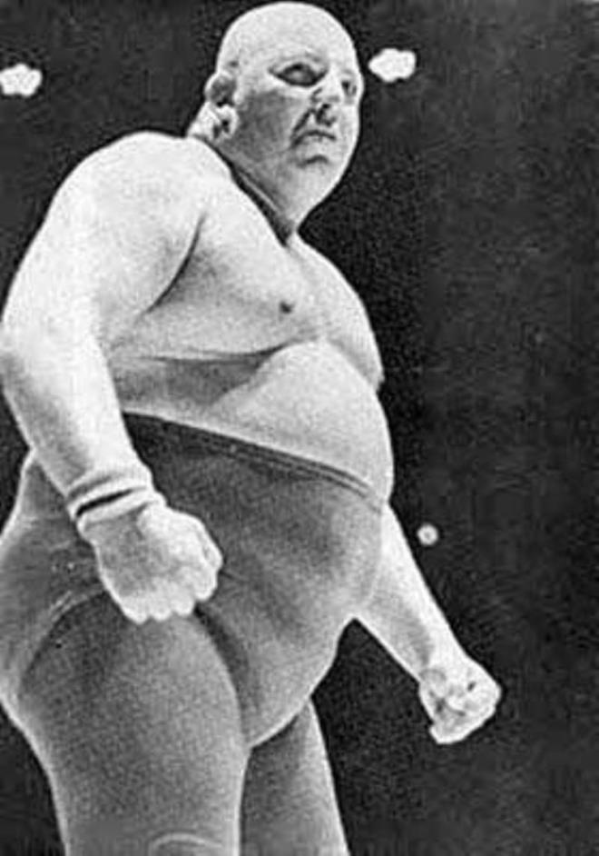 İngiliz profesyonel güreşçi Mal "King Kong" Kirk, 1987 yılının Ağustos ayındaki maçın son dakikalarında, rakibi Shirley "Big Daddy" Crabtree'nin "Göbek Vuruşu" hareketi sonucu hayatını kaybetmişti. Crabtree'nin, "Göbek vuruşu" yukarı aşağı zıplayarak, göbeğini rakibine vurması hareketinin adıydı. Kirk, aldığı darbenin ardından kalp krizi geçirerek hayata veda etti.