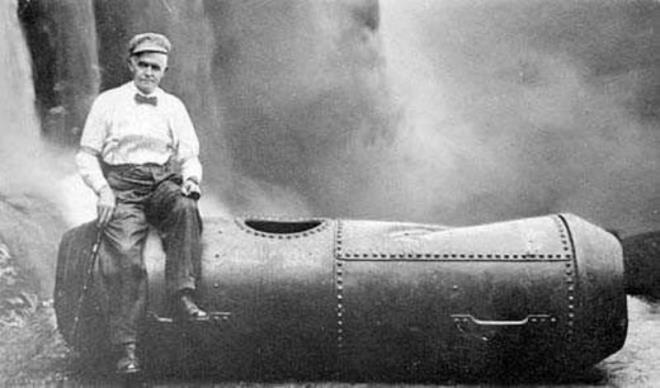 1911 yılında Niagara şelalesinden bir fıçının içinde geçen 2. kişi olma ünvanını alan Bobby Leach, ölüme meydan okuyan gösterileri ile tanınıyordu. Bir gün Leach, Yeni Zellanda'da yürürken bir portakal kabuğuna basarak kaydı ve ayağını kırdı. Daha sonra ayağı kesilse de, doktorlar Leach'i kurtaramadı...