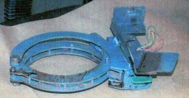 Tarih boyunca insanlar bir çok inanılmaz sebepten dolayı hayatlarını kaybettiler. Resimde gördüğünüz "kolye", bu ölüm sebeplerinden sadece biri. Hikayesini kısaca özetlemek gerekirse, bu kolye ucunda patlayıcı maddeyle bir adamın boynunda duruyordu.