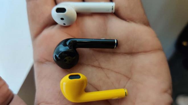 Bunun dışında realme Buds Air Neo isimli kulaklık modelinin tasarımı Buds Air modeline çok benziyor. Bu kulaklık, Apple’ın AirPods model kulaklıklarında kullanılan bir yapıya sahip olacak ve kendisinin hap şeklinde bir şarj kutusu olacak.