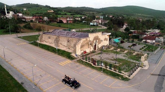 HAVZA'YA GEÇİŞ    <br>Atatürk Samsun'da 6 gün kalır, 25 Mayıs'ta Havza'ya geçer. İngilizleri şüphelendirmemek için Atatürk, böbrek sancılarının artttığını ve Havza'nın kaplıcalarının kendisine iyi geleceğini belirterek kentten ayrılır.  <br>  Atatürk ve arkadaşları, eski bir araçla Havza'ya doğru yola çıkar. Yollar bozuktur ve araç birkaç kez arızalanır. Araçtan inen Atatürk ve arkadaşları, doğanın güzelliğine kendilerini kaptırarak bir süre "Dağ başını duman almış, gümüş dere durmaz akar, güneş ufuktan şimdi doğar, yürüyelim arkadaşlar" marşını söyleyerek yol alır.