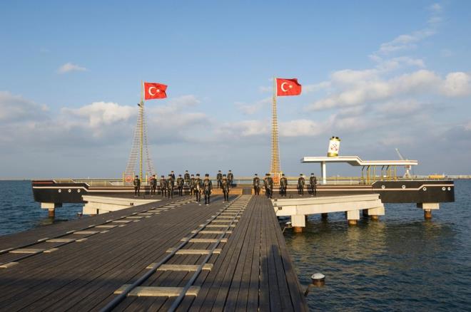 MİLLİ MÜCADELE'NİN VE MUSTAFA KEMAL'İN SAMSUN'DAKİ İZLERİ    <br>Milli Mücadele'yi başlatan kişileri Anadolu'ya taşıyan Bandırma Vapuru'nun orijinal planları kullanılarak inşa edilen birebir kopyası, Samsun sahilinde müze gemi olarak ziyarete açık tutuluyor.  <br>  Doğu Park'ta düzenlenen alanda ziyarete açılan müze gemi Bandırma Vapuru, özellikle 19 Mayıs Atatürk'ü Anma ve Gençlik ve Spor Bayramı dolayısıyla kente gelen ziyaretçilerden büyük ilgi görüyor.    Bu yıl corona virüs salgını nedeni ile müze gemi ilk kez 19 Mayıs'ta ziyarete kapalı olacak.